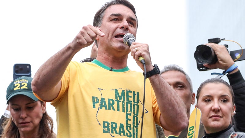 df6c275e-56bf-4a72-929b-5a0b82b7512a Flavio Bolsonaro en vol vers l’Équateur après sa défaite électorale