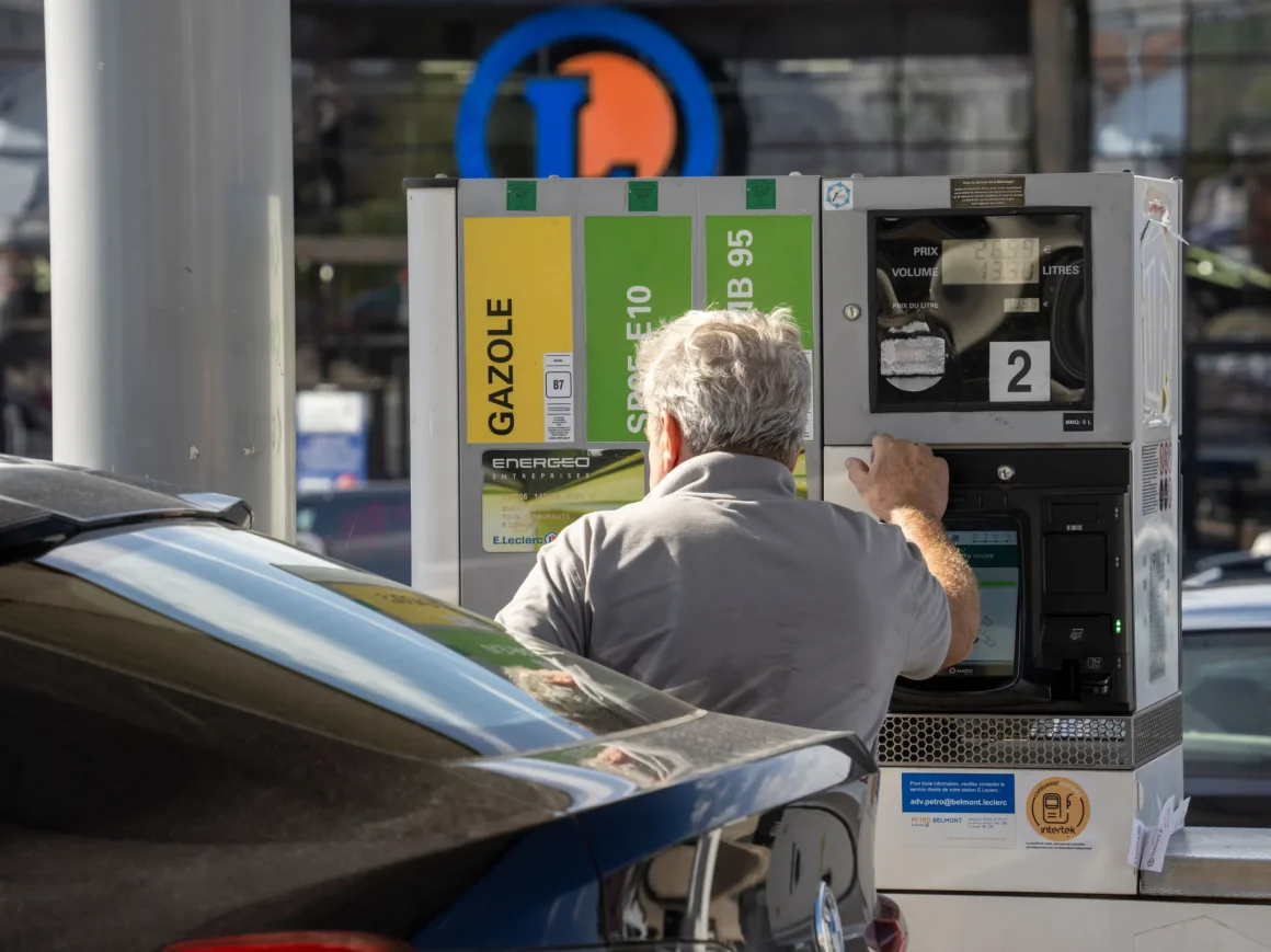 Le gouvernement accélère la baisse des prix du carburant